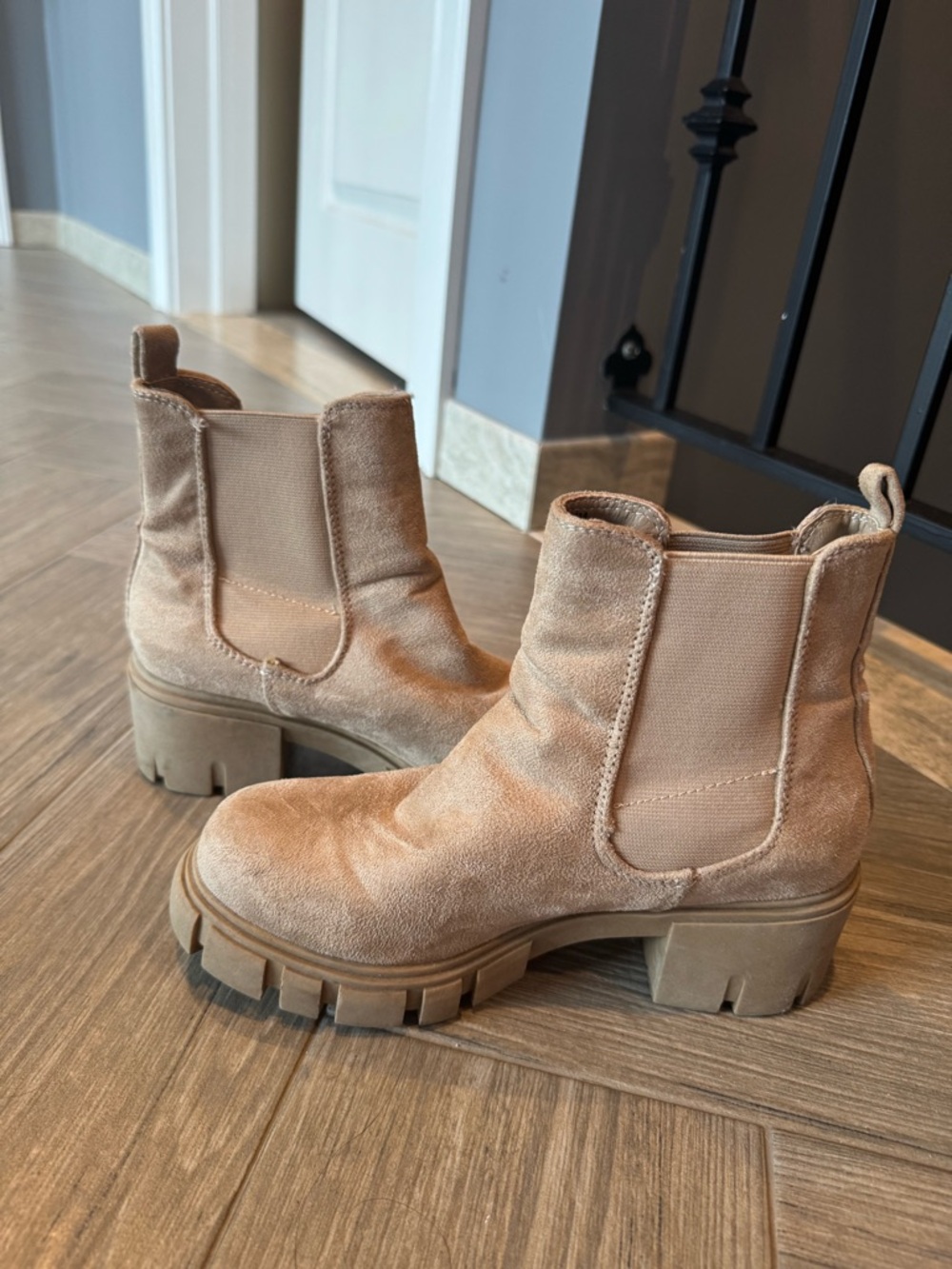 Women's Chunky Chelsea Boot in Light Taupe